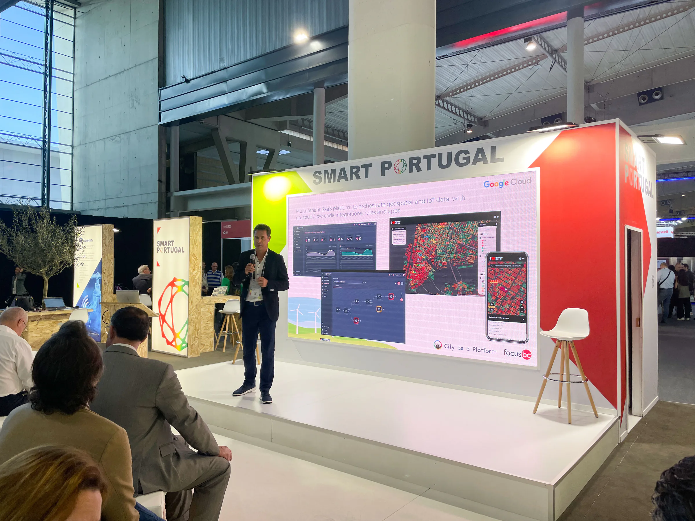 Vasco Pinheiro presenting City as a Platform at Smart Portugal