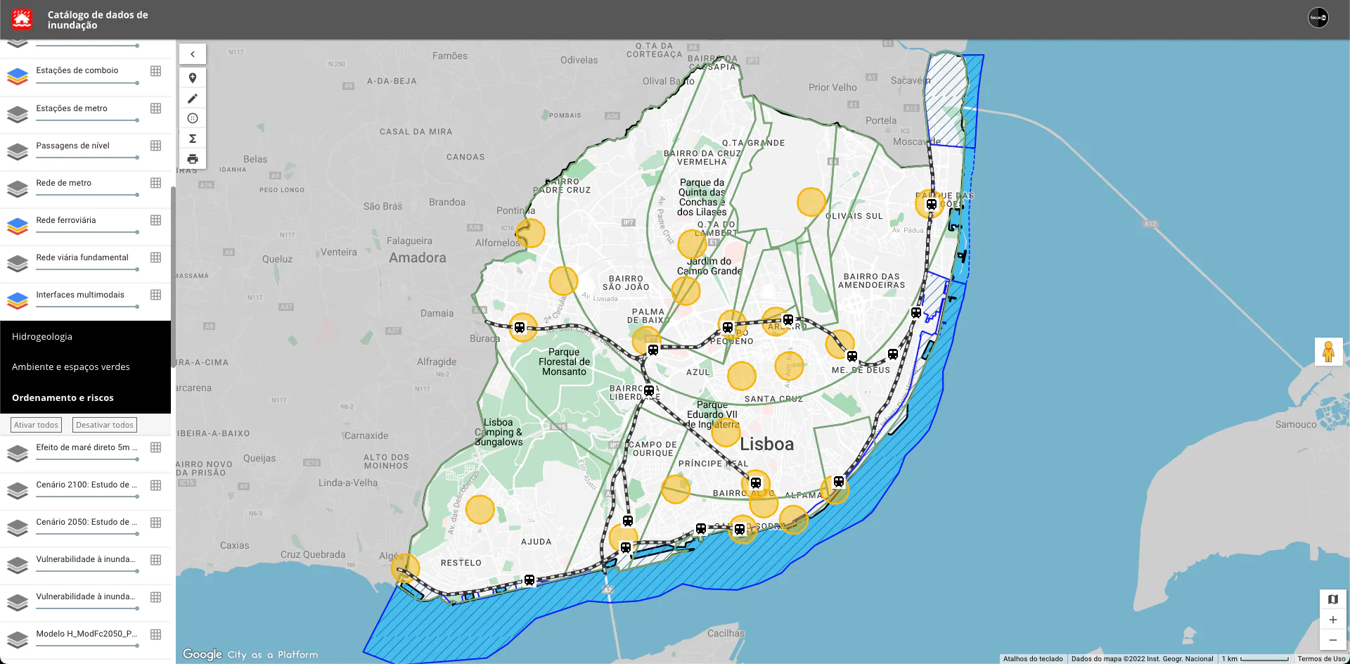 Interactive map of Lisbon showing flood risk areas along the riverside with transport infrastructure layers and highlighted vulnerability zones.